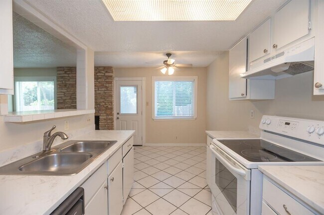 Building Photo - 925 Chisholm Cove
