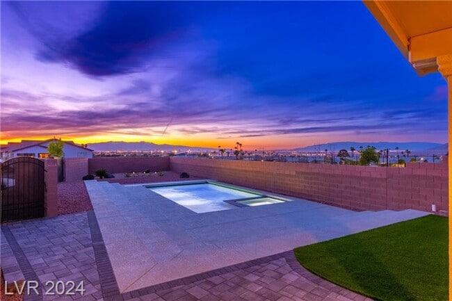 Building Photo - Elevated Desert Living with Strip & Mountain Views – Fully Furnished 6-Bedroom Retreat!