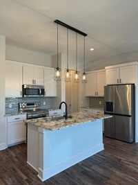 Building Photo - 3329 Skyview Dr