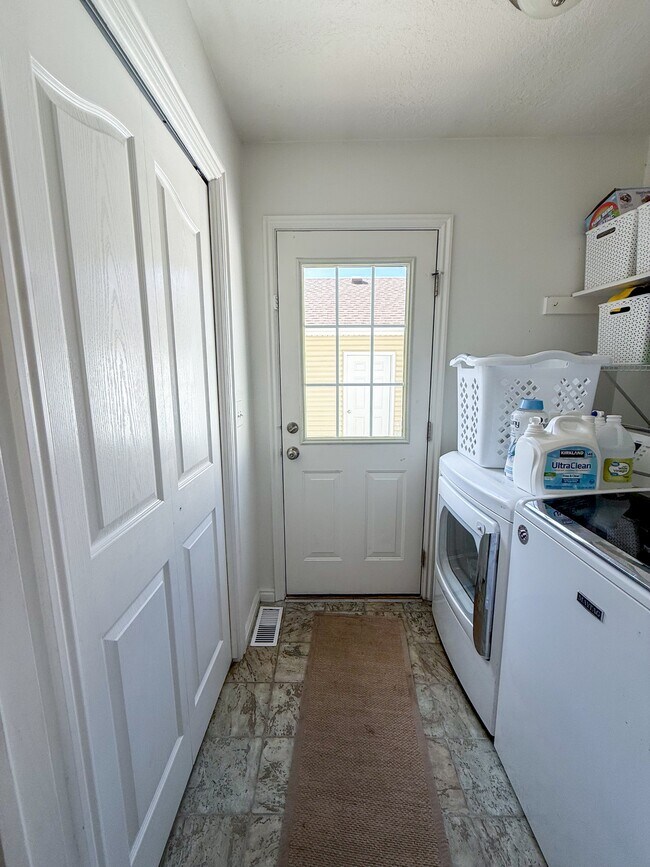 Building Photo - 884 Capital Ave