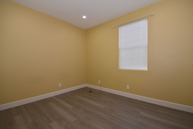 Building Photo - Spacious 2 Bed 2 Bath with Attached Car Ga...