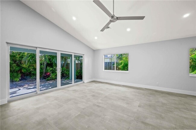 Building Photo - 828 NE 17th Way