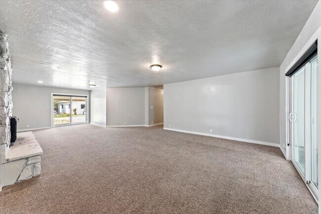 Building Photo - Spacious Middleton Home, Utilities & Lawn Care Included