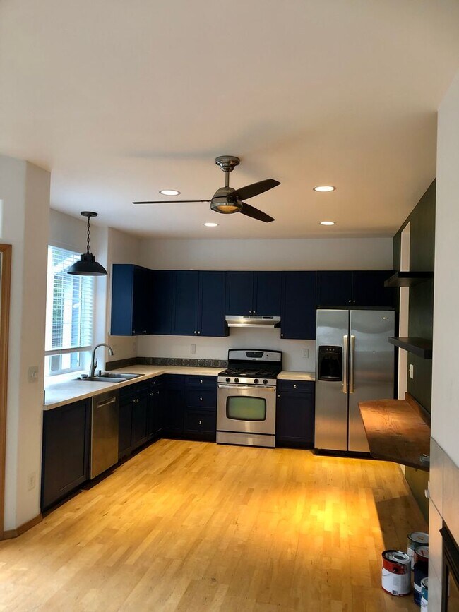 Building Photo - 3 Bedroom Townhouse in Poulsbo