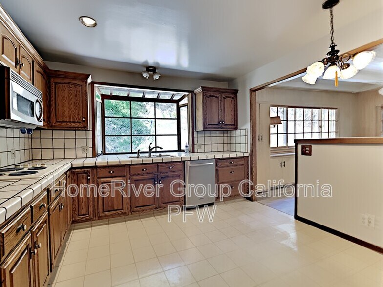 Building Photo - 2431 Sleepy Hollow Dr