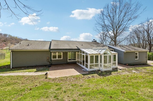 Building Photo - Experience the perfect blend of privacy and open space in this beautifully maintained 3-bedroom, ...