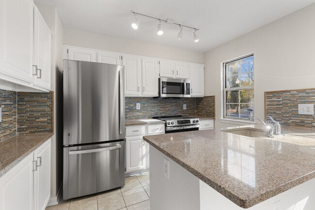 Building Photo - Coming Soon! End unit townhome in Annapolis!