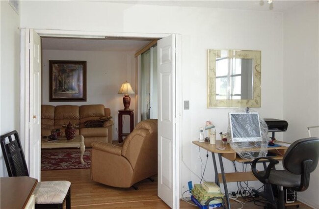 Building Photo - 2901 S Palm Aire Dr