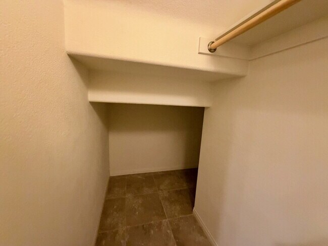 Building Photo - Beautiful 2260sqft 3bed 2.5bath with tile downstairs, carpet in Den & Living Room