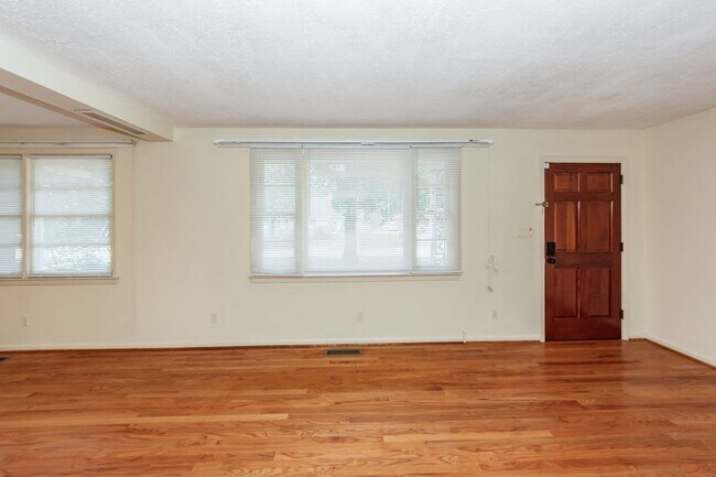 Building Photo - 453 Wade Hampton Dr