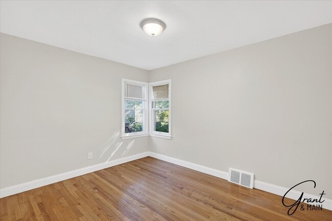 Building Photo - $1,350 - 3 Bed / 1 Bath  Home