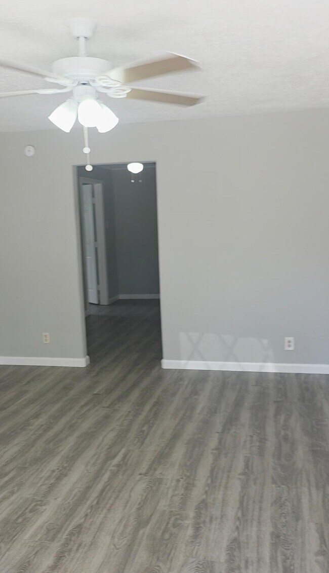 Building Photo - 407 E Homan Ave