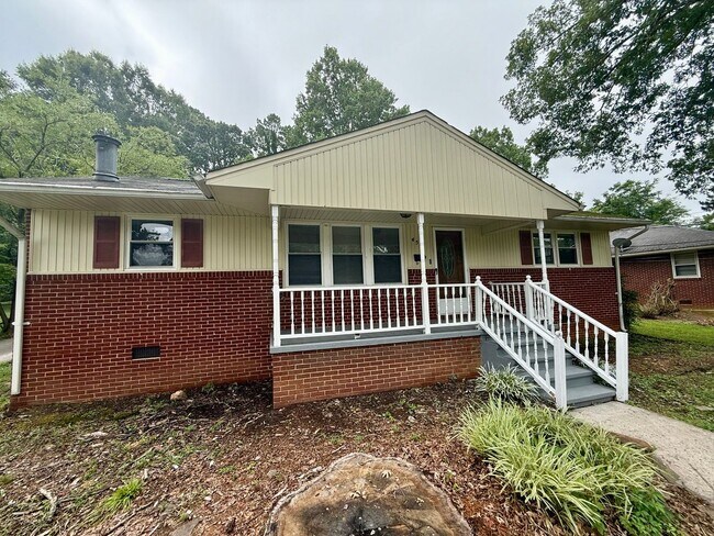 Building Photo - Three bedroom, 1 bath house in Burlington