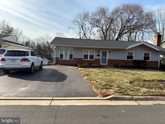 Building Photo - 905 W Poplar Rd