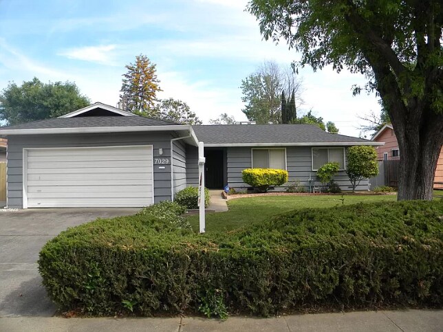 Building Photo - 3 bed 2 bath home for rent in SkyPark area Sacramento