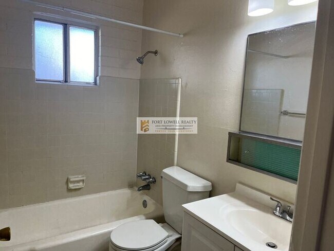 Building Photo - 2 bed 1 bath, private patio, w/d on site