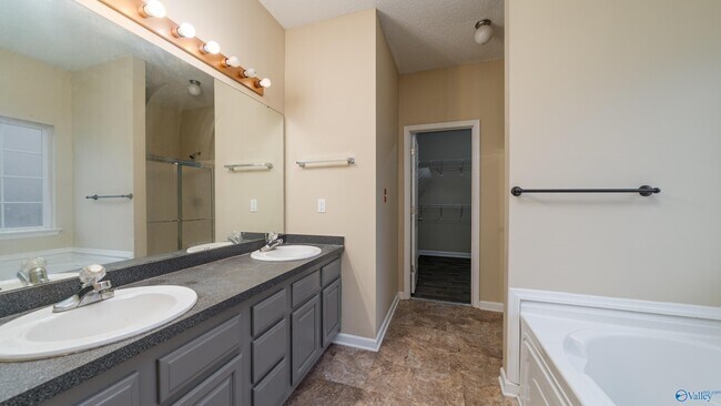 Building Photo - 220 Park Stone Dr