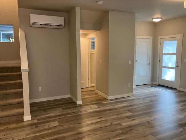 Building Photo - Large Three Bedroom Home in Sustainable South Salem Community