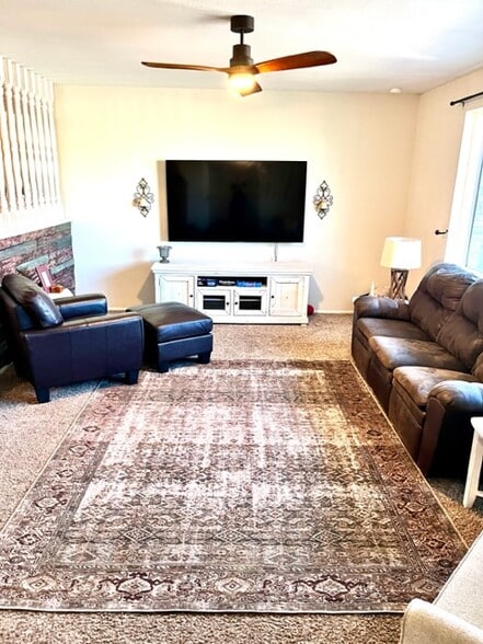Living room - 1247 W Devonshire St