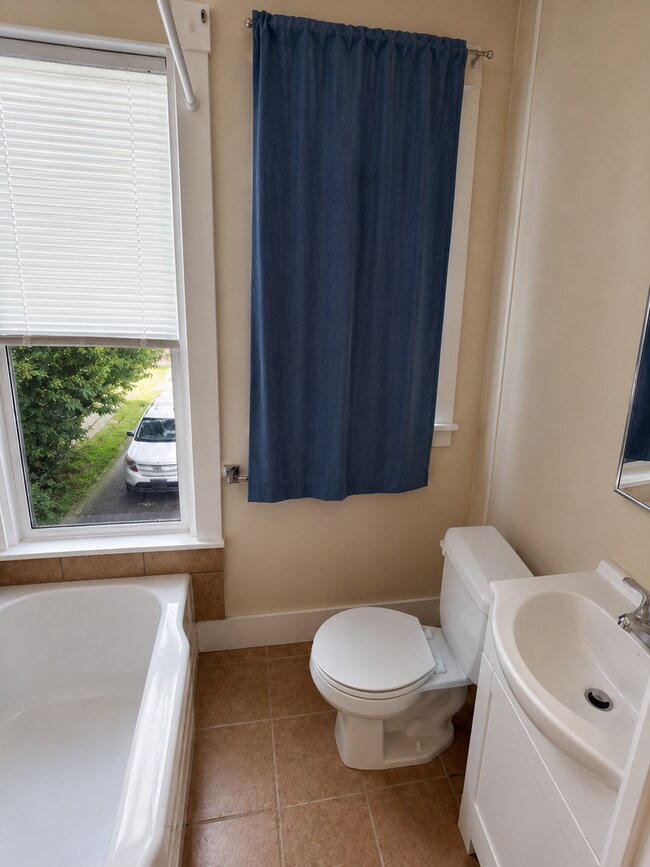 Building Photo - Town House: 2 bedroom & 1 bathroom