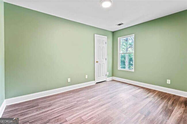 Building Photo - 930 Hall St NW