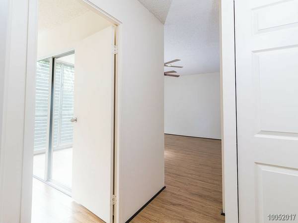 Building Photo - 2BR 1BA w/2 PARKING Spacious Condo Conveni...