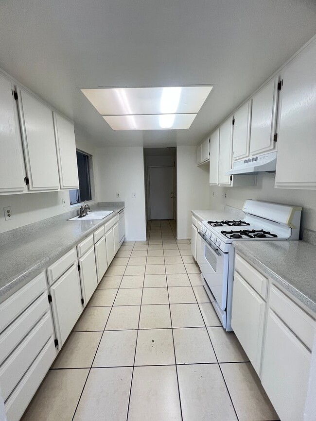 Building Photo - **MOVE IN DEPOSIT SPECIAL** 2 Bedroom 2.5 ...