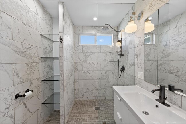 Building Photo - Beautifully Remodeled 3-Bedroom Home in Pr...