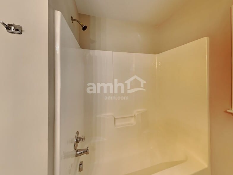 Building Photo - 5 Horseshoe Ln