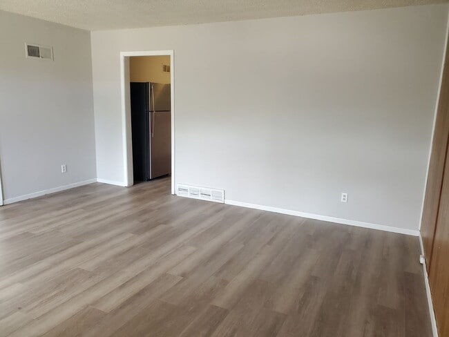 Building Photo - Nice 2 bedroom 1 bath duplex!