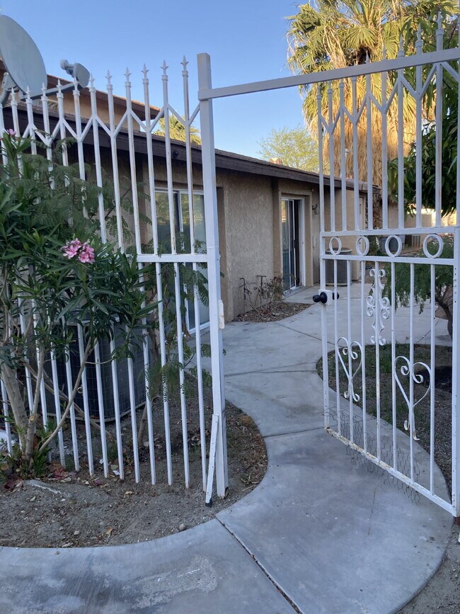 Building Photo - Spacious 2-Br Oasis with Pool in Cathedral City