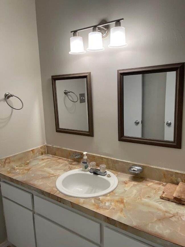 Building Photo - 3 bed 2 baths in Lawton! Cute and cozy hug...