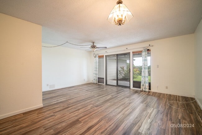 Building Photo - Available now! 2 bedroom, 1.5 Bath Townhouse at Wailuna