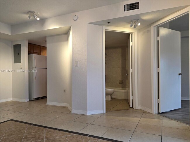 Building Photo - 637 SW 3rd St