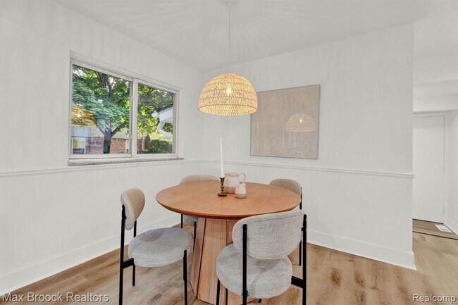 Building Photo - 7011 White Pine Dr