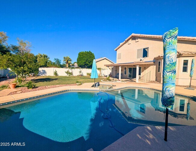 Building Photo - 242 S Sycamore Pl