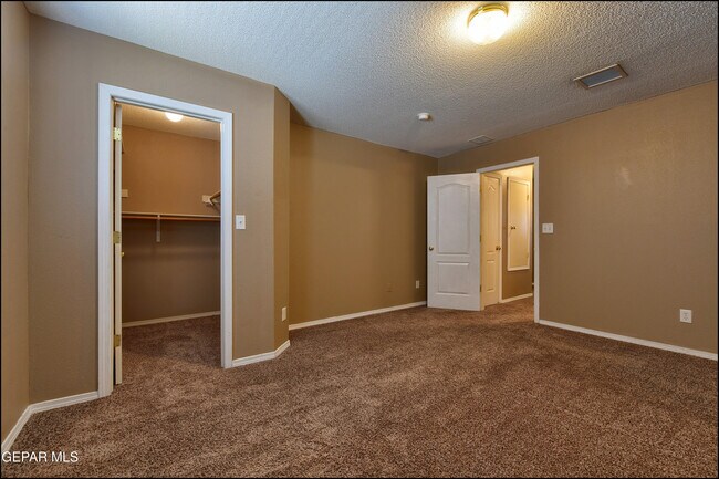 Building Photo - 3404 Blue Earth Ln