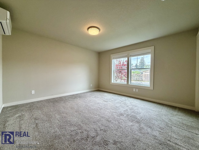 Building Photo - Spacious & Modern 3BR/2BA Home in Quiet Hillsboro Neighborhood