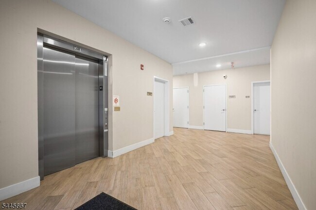 Building Photo - 723 Lorhan Dr