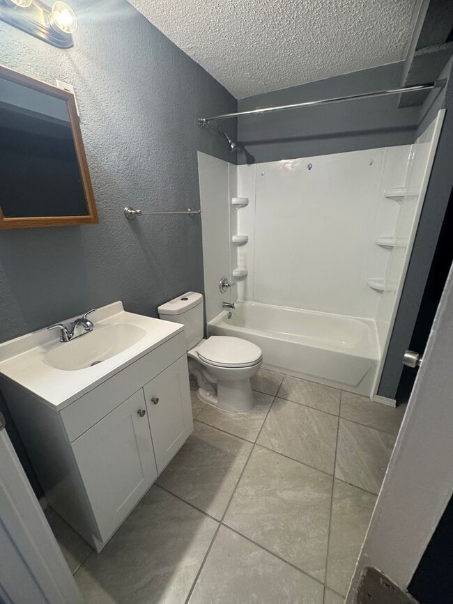 Building Photo - Remodeled 2 bedroom 1 bath