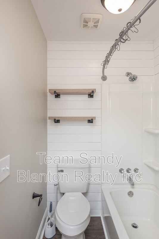 Building Photo - 8238 Li Fair Dr