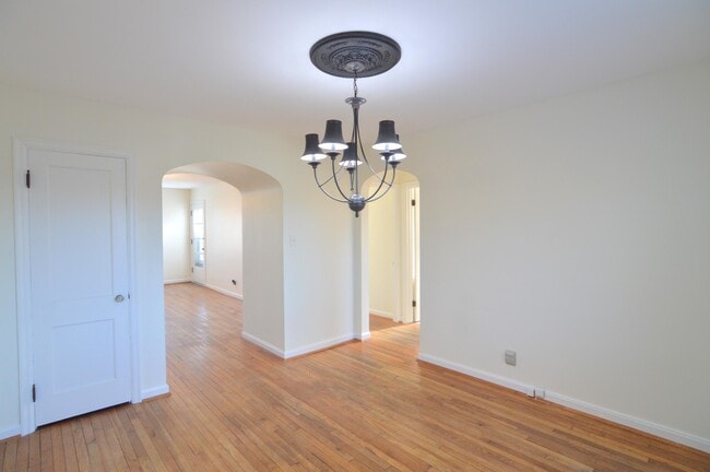 Building Photo - 27 Sunnymede Dr