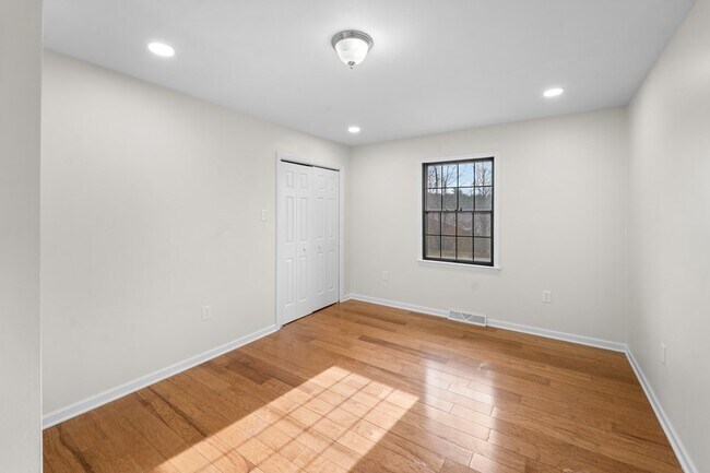 Building Photo - 983 Beverly Dr