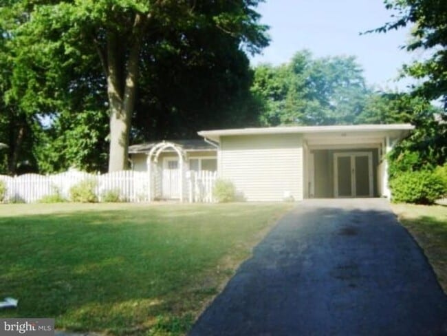 Building Photo - 108 McCormick St