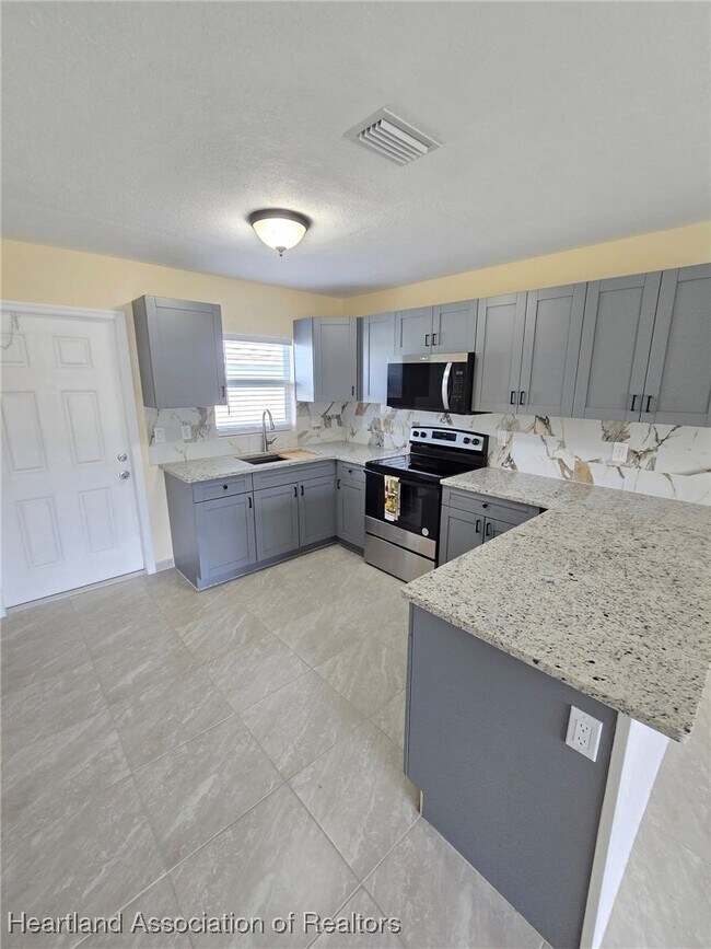 Building Photo - 611 Memorial Dr