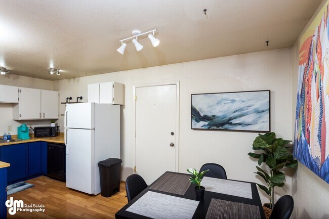 Building Photo - 76th Ave Duplex