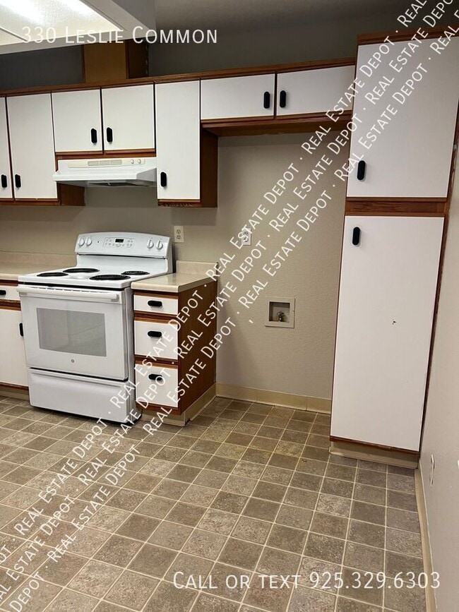 Building Photo - 330 Leslie Common