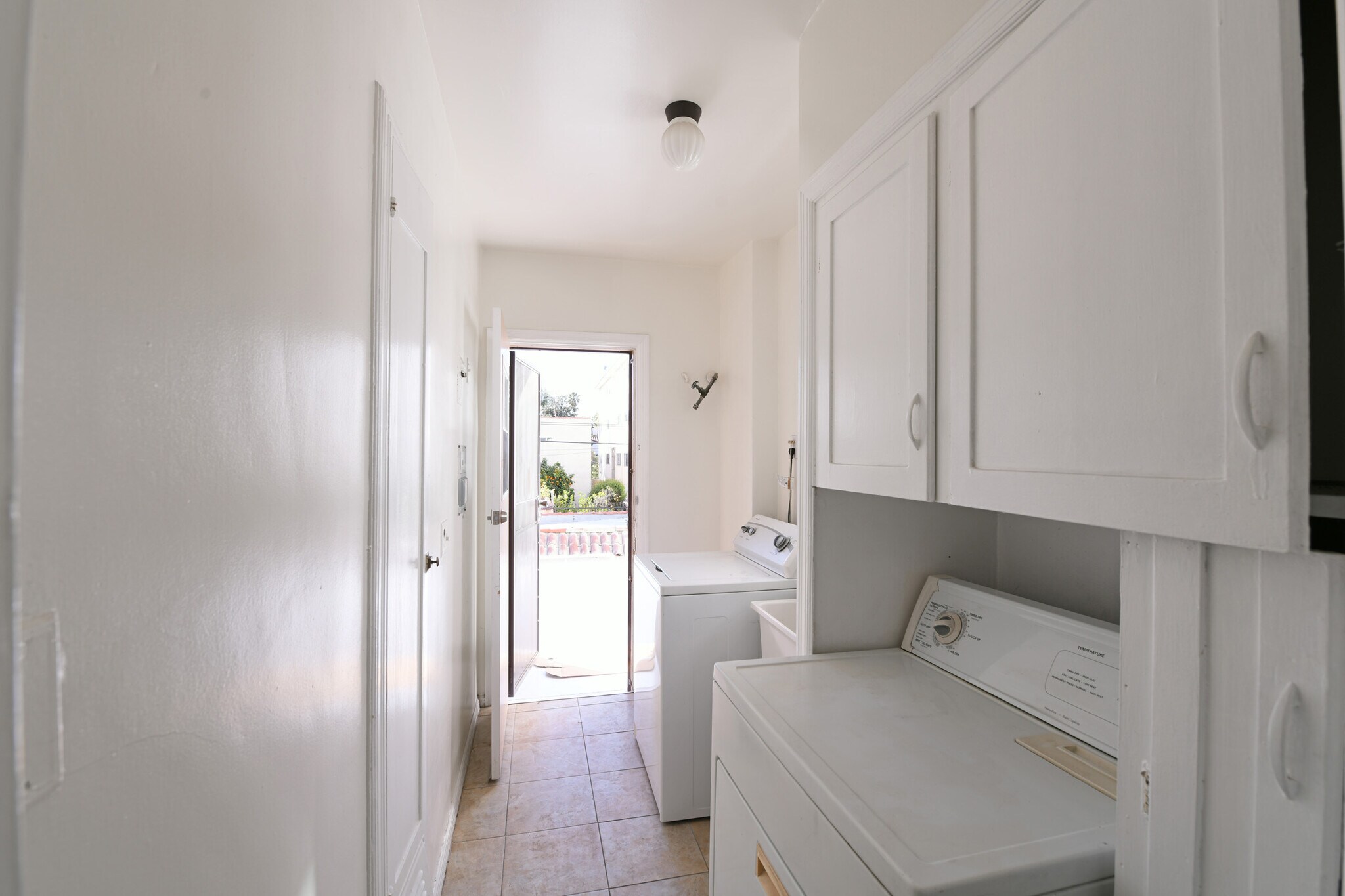 Building Photo - 913 Le Doux Rd