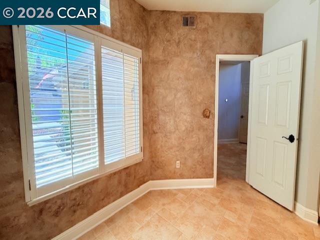 Building Photo - 6220 Lakeview Cir