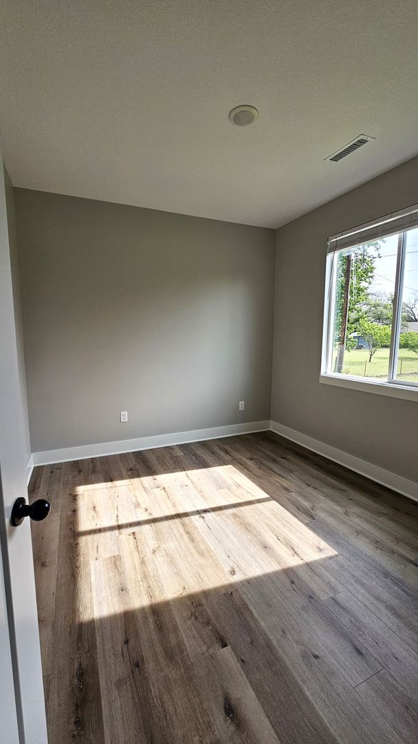 Building Photo - 3 Bedroom, 2 Bathroom!